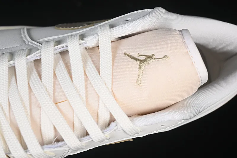 All Categories Air Jordan Jordan Series Basketball Shoes Air Jordan 1 Low Air Jordan 1 Low AJ1 Joe 1 Meter Platinum Retro Culture Leisure Sports Shoes HV5157-100